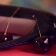 Neon Fetisch, black cherries, Carine Bovey, Artiste suisse, artiste féministe, artiste contemporain, contemporary artist, female artist, feminist artist, nature morte photographie contemporaine