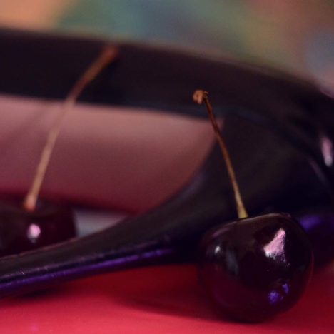 Neon Fetisch, black cherries, Carine Bovey, Artiste suisse, artiste féministe, artiste contemporain, contemporary artist, female artist, feminist artist, nature morte photographie contemporaine