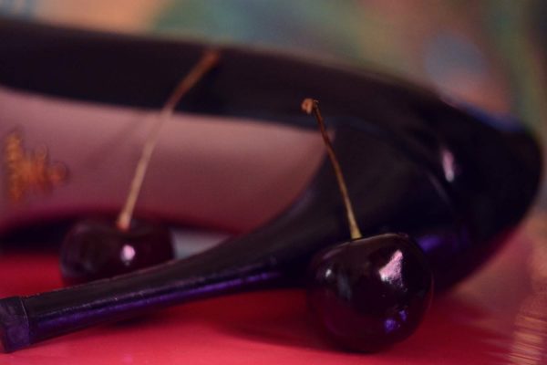 Neon Fetisch, black cherries, Carine Bovey, Artiste suisse, artiste féministe, artiste contemporain, contemporary artist, female artist, feminist artist, nature morte photographie contemporaine