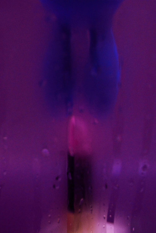 Neon Fetisch, Blå kanin, Carine Bovey, Artiste suisse, artiste féministe, artiste contemporain, contemporary artist, female artist, feminist artist, nature morte photographie contemporaine