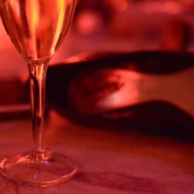 Neon Fetisch, Klockan halv sex på morgonen, Carine Bovey, gucci pumps, Champagne,nature morte, photographie contemporaine, , yellowkorner